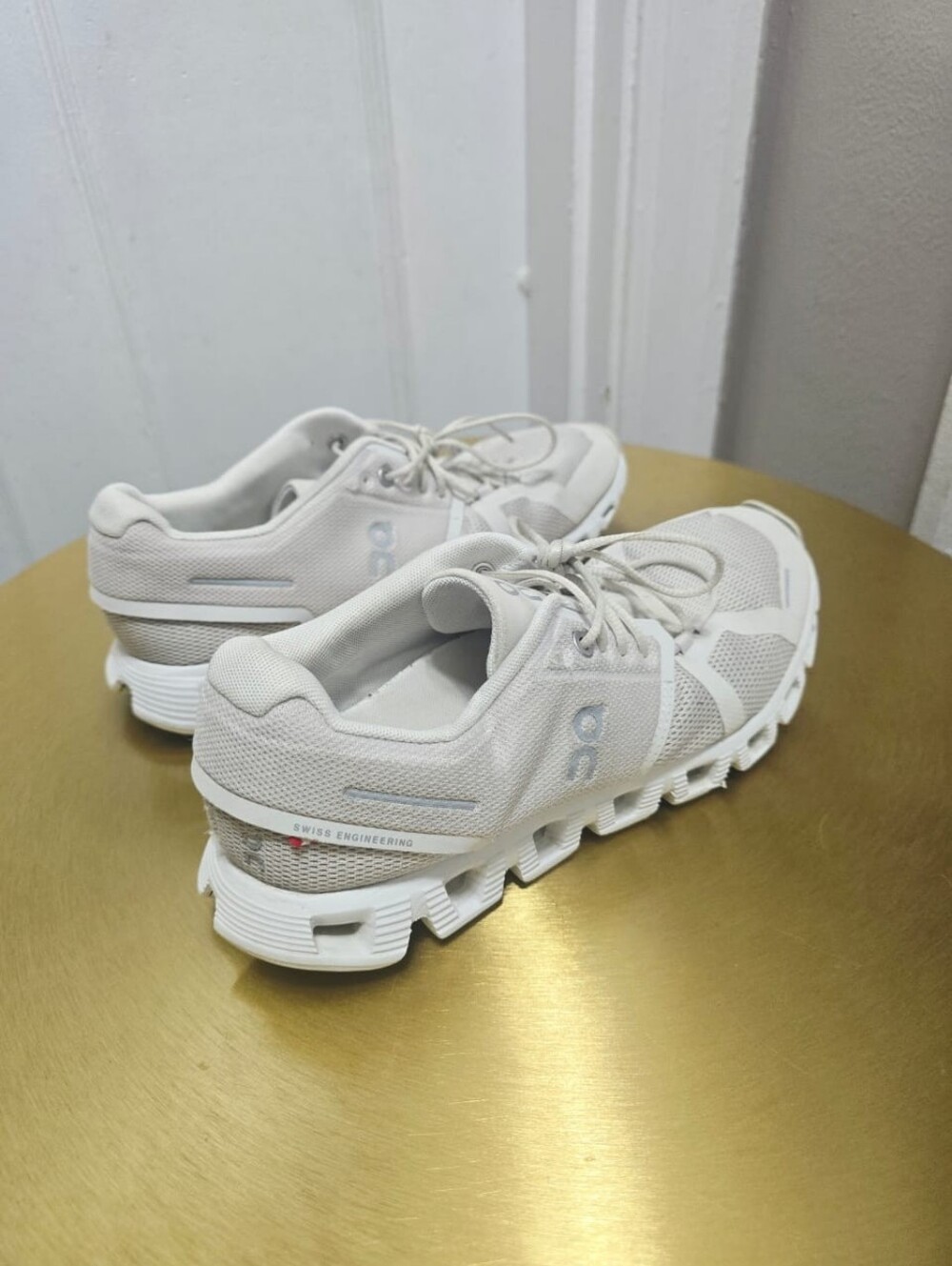 On Running Cloud 5 Women's All White Running Athletic Casual Size 8.5 - Picture 3 of 10